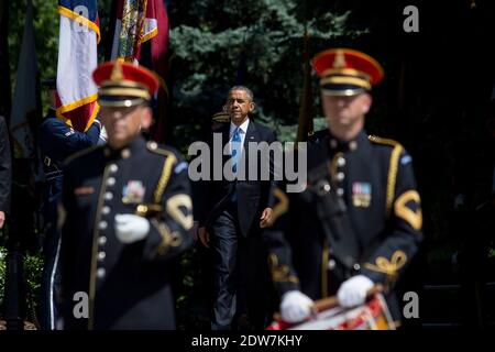 Il Presidente Barack Obama arriva per una cerimonia di deposizione della corona alla Tomba del Milite Ignoto al Cimitero Nazionale di Arlington, ad Arlington, VA, USA, il 26 maggio 2014. Il presidente Obama è tornato a Washington lunedì mattina dopo una visita a sorpresa in Afghanistan per visitare le truppe statunitensi a Bagram Air Field. Foto di Drew Angerer/piscina/ABACAPRESS.COM Foto Stock