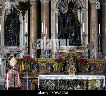 Cappella reale del Tesoro di San Gennaro il busto reliquiario di San Gennaro è un'opera scultorea in oro e argento realizzata da Etienne Godefroy, Guillame de Verdelay e Milet d'Auxerre nel 1305 e conservata nella cappella reale del Tesoro di San Gennaro a Napoli. La vera cappella del Tesoro di San Gennaro è una cappella barocca del Duomo di Napoli costruita per volontà dei napoletani per un voto a San Gennaro. Foto Stock