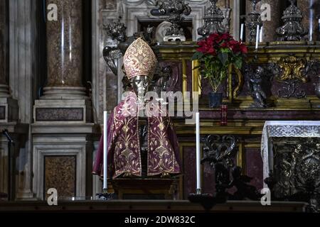 Cappella reale del Tesoro di San Gennaro il busto reliquiario di San Gennaro è un'opera scultorea in oro e argento realizzata da Etienne Godefroy, Guillame de Verdelay e Milet d'Auxerre nel 1305 e conservata nella cappella reale del Tesoro di San Gennaro a Napoli. La vera cappella del Tesoro di San Gennaro è una cappella barocca del Duomo di Napoli costruita per volontà dei napoletani per un voto a San Gennaro. Foto Stock