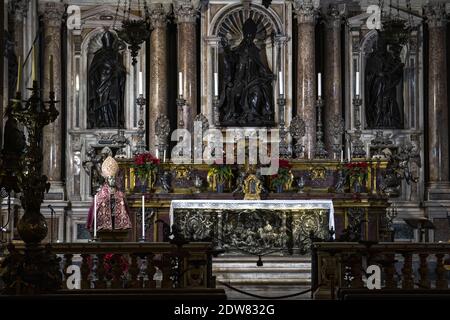 Cappella reale del Tesoro di San Gennaro il busto reliquiario di San Gennaro è un'opera scultorea in oro e argento realizzata da Etienne Godefroy, Guillame de Verdelay e Milet d'Auxerre nel 1305 e conservata nella cappella reale del Tesoro di San Gennaro a Napoli. La vera cappella del Tesoro di San Gennaro è una cappella barocca del Duomo di Napoli costruita per volontà dei napoletani per un voto a San Gennaro. Foto Stock