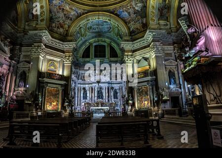 Cappella reale del Tesoro di San Gennaro il busto reliquiario di San Gennaro è un'opera scultorea in oro e argento realizzata da Etienne Godefroy, Guillame de Verdelay e Milet d'Auxerre nel 1305 e conservata nella cappella reale del Tesoro di San Gennaro a Napoli. La vera cappella del Tesoro di San Gennaro è una cappella barocca del Duomo di Napoli costruita per volontà dei napoletani per un voto a San Gennaro. Foto Stock