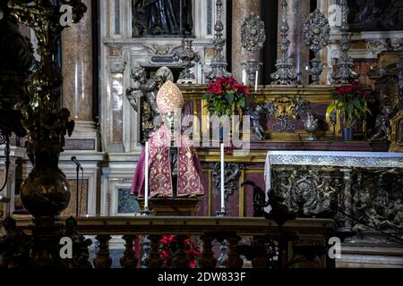 Cappella reale del Tesoro di San Gennaro il busto reliquiario di San Gennaro è un'opera scultorea in oro e argento realizzata da Etienne Godefroy, Guillame de Verdelay e Milet d'Auxerre nel 1305 e conservata nella cappella reale del Tesoro di San Gennaro a Napoli. La vera cappella del Tesoro di San Gennaro è una cappella barocca del Duomo di Napoli costruita per volontà dei napoletani per un voto a San Gennaro. Foto Stock