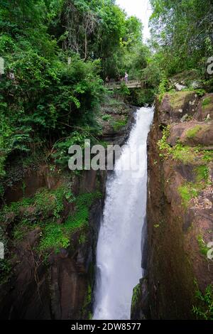 Parte di una delle cascate più grandi del mondo, Foz do Iguazu (cascate di Iguazu), come visto dal lato argentino Foto Stock