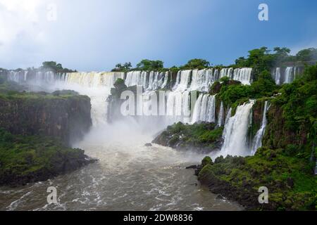 Una delle cascate più grandi del mondo, Foz do Iguazu (cascate di Iguazu), come si vede dal lato argentino Foto Stock