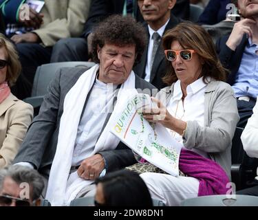 Il cantante canadese Robert Charlebois e sua moglie guardano un quarto di finale della partita al French Tennis Open all'arena Roland Garros di Parigi, Francia, il 3 giugno 2014. Foto di Laurent Zabulon/ABACAPRESS.COM Foto Stock
