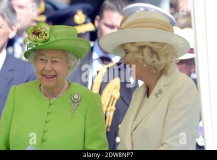 (Da sinistra a destra) la regina Elisabetta II e la duchessa britannica di Cornovaglia partecipano alla cerimonia binazionale Francia-Regno Unito al cimitero delle tombe di guerra del Commonwealth a Bayeux, come parte delle cerimonie ufficiali in occasione del 70° anniversario del D-Day, il 6 giugno 2014 in Normandia, Francia. Foto di Abd Rabbo-Bernard-Gouhier-Mousse/ABACAPRESS.COM Foto Stock