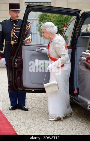 Regina Elisabetta II al banchetto di Stato dato in onore di HM la Regina Elisabetta II dal presidente francese Francois Hollande al Palazzo Elysee, come parte delle cerimonie ufficiali in occasione del 70° anniversario della Liberazione, il 6 giugno 2014, a Parigi, Francia. Foto di Nicolas Briquet/ABACAPRESS.COM Foto Stock