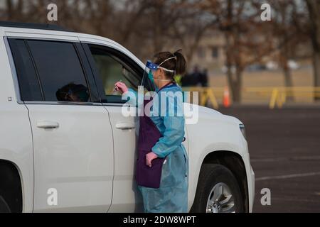 Manhattan, Kansas, Stati Uniti. 22 dicembre 2020. Il personale medico del reparto sanitario della contea di Riley amministra il vaccino moderna nel parcheggio del Bill Snyder Family Stadium presso la Kansas state University. Il vaccino moderna è arrivato nella contea di Riley martedì e 150 delle 200 dosi saranno somministrate in anticipo agli operatori sanitari di prima linea. Un secondo ciclo di dosi è previsto per arrivare entro la prossima settimana a due settimane. Credit: Luke Townsend/ZUMA Wire/Alamy Live News Foto Stock