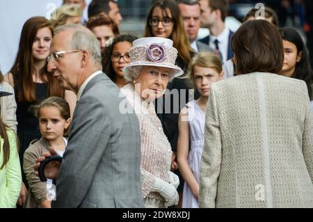 La Regina Elisabetta II visita il mercato dei fiori di Parigi il 7 giugno 2014 a Parigi, Francia. La Regina è l'ultimo giorno di una visita di Stato di tre giorni a Parigi. Il mercato dei fiori è stato chiamato 'arche Aux Fleurs Reine Elizabeth II' in onore della regina oggi. Foto di Ammar Abd Rabbo/ABACAPRESS.COM Foto Stock