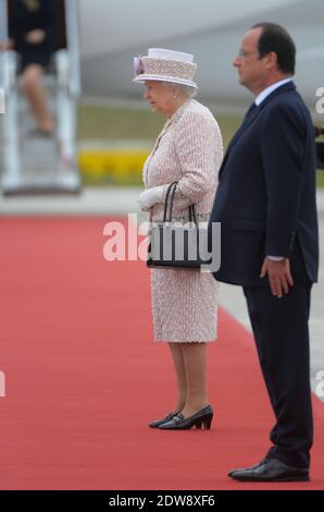 HM la Regina Elisabetta II e il presidente Francois Hollande partono per cerimonie all'aeroporto di Villacoublay (sobborgo di Parigi), come parte della visita di Stato della Regina in Francia, il 7 giugno 2014. Foto di Christian Liegi/ABACAPRESS.COM Foto Stock