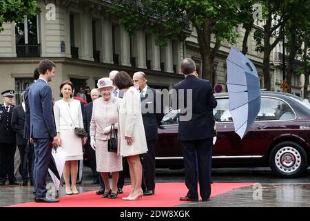 HM la Regina Elisabetta II e HRH il Duca di Edimburgo sono ricevuti dal sindaco francese Anne Hidalgo, affiancato da Bruno Julliard al municipio, come parte della visita di Stato di QueenÕs a Parigi, in Francia, il 7 giugno 2014. Foto di Stephane Lemouton/ABACAPRESS.COM Foto Stock