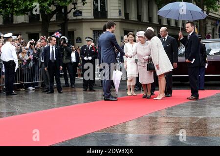 HM la Regina Elisabetta II e HRH il Duca di Edimburgo sono ricevuti dal sindaco francese Anne Hidalgo, affiancato da Bruno Julliard al municipio, come parte della visita di Stato di QueenÕs a Parigi, in Francia, il 7 giugno 2014. Foto di Stephane Lemouton/ABACAPRESS.COM Foto Stock