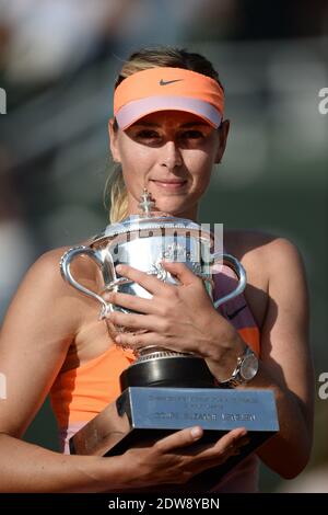 Maria Sharapova della Russia si pone con il trofeo Coupe Suzanne Lenglen dopo la sua vittoria nella partita finale femminile contro Simona Halep della Romania il quattordici° giorno dell'Open Francese a Roland Garros il 7 giugno 2014 a Parigi, Francia. Foto di Laurent Zabulon/ABACAPRESS.COM Foto Stock