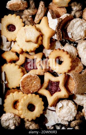 Biscotti frollini fatti in casa, biscotti di diverse forme, tra cui i tradizionali biscotti Linz con marmellata rossa. Cibo sfondo. Disposizione piatta, primo piano Foto Stock