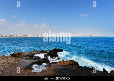 Vista di sur visto dal faro di al Ayjah. Foto Stock