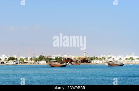 Vista di sur visto dal faro di al Ayjah. Foto Stock