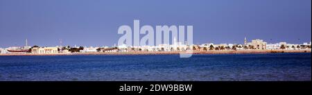 Vista di sur visto dal faro di al Ayjah. Foto Stock