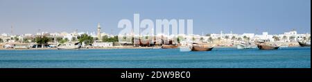 Vista di sur visto dal faro di al Ayjah. Foto Stock