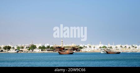 Vista di sur visto dal faro di al Ayjah. Foto Stock