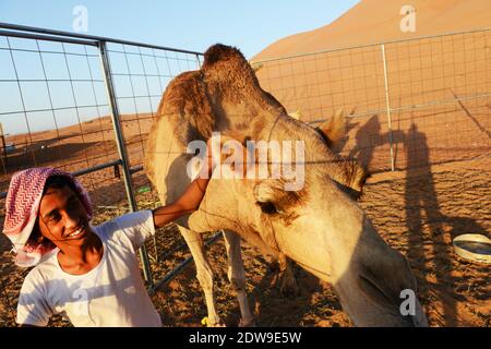 Un beduino Omani con il cammello. Foto Stock