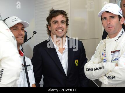 Fernando Alonso allo stand della Porsche durante la gara 24 H a Sarthe, Francia, il 14 giugno 2014. Alonso è sotto contratto con la Ferrari fino al 2016. La 24 ore di le Mans è la più antica gara di auto sportive attiva al mondo nelle corse endurance, che si tiene ogni anno dal 1923 vicino alla città di le Mans, in Francia, ed è considerata una delle gare automobilistiche più prestigiose del mondo. Foto di Guy Durand/ABACAPRESS.COM Foto Stock
