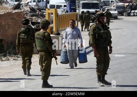 L'esercito israeliano controlla le auto al posto di controllo della porta sud di Hebron il 15 giugno 2014 in Israele. Hamas è alle spalle del rapimento dei tre teenager ebrei che stavano camminando in Cisgiordania, e che sono scomparsi dalla vigilia di giugno 12. Foto di Marc Israel Sellem /ABACAPRESS.COM Foto Stock