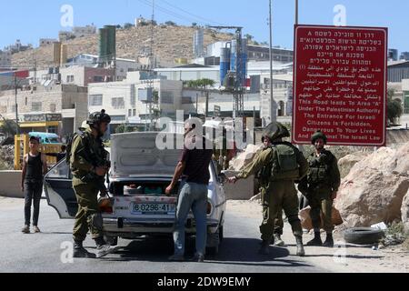 L'esercito israeliano controlla le auto al posto di controllo della porta sud di Hebron il 15 giugno 2014 in Israele. Hamas è alle spalle del rapimento dei tre teenager ebrei che stavano camminando in Cisgiordania, e che sono scomparsi dalla vigilia di giugno 12. Foto di Marc Israel Sellem /ABACAPRESS.COM Foto Stock