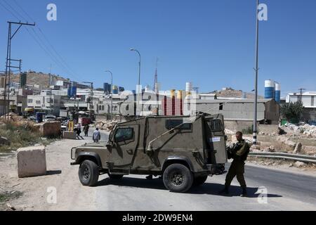 L'esercito israeliano controlla le auto al posto di controllo della porta sud di Hebron il 15 giugno 2014 in Israele. Hamas è alle spalle del rapimento dei tre teenager ebrei che stavano camminando in Cisgiordania, e che sono scomparsi dalla vigilia di giugno 12. Foto di Marc Israel Sellem /ABACAPRESS.COM Foto Stock