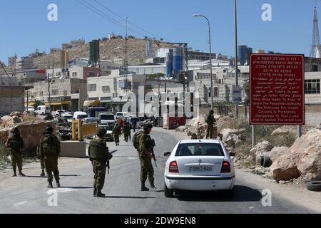 L'esercito israeliano controlla le auto al posto di controllo della porta sud di Hebron il 15 giugno 2014 in Israele. Hamas è alle spalle del rapimento dei tre teenager ebrei che stavano camminando in Cisgiordania, e che sono scomparsi dalla vigilia di giugno 12. Foto di Marc Israel Sellem /ABACAPRESS.COM Foto Stock