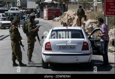 L'esercito israeliano controlla le auto al posto di controllo della porta sud di Hebron il 15 giugno 2014 in Israele. Hamas è alle spalle del rapimento dei tre teenager ebrei che stavano camminando in Cisgiordania, e che sono scomparsi dalla vigilia di giugno 12. Foto di Marc Israel Sellem /ABACAPRESS.COM Foto Stock