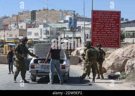 L'esercito israeliano controlla le auto al posto di controllo della porta sud di Hebron il 15 giugno 2014 in Israele. Hamas è alle spalle del rapimento dei tre teenager ebrei che stavano camminando in Cisgiordania, e che sono scomparsi dalla vigilia di giugno 12. Foto di Marc Israel Sellem /ABACAPRESS.COM Foto Stock