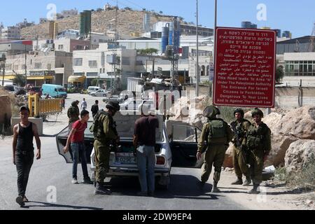 L'esercito israeliano controlla le auto al posto di controllo della porta sud di Hebron il 15 giugno 2014 in Israele. Hamas è alle spalle del rapimento dei tre teenager ebrei che stavano camminando in Cisgiordania, e che sono scomparsi dalla vigilia di giugno 12. Foto di Marc Israel Sellem /ABACAPRESS.COM Foto Stock