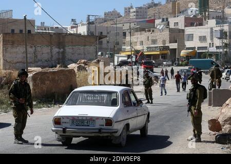 L'esercito israeliano controlla le auto al posto di controllo della porta sud di Hebron il 15 giugno 2014 in Israele. Hamas è alle spalle del rapimento dei tre teenager ebrei che stavano camminando in Cisgiordania, e che sono scomparsi dalla vigilia di giugno 12. Foto di Marc Israel Sellem /ABACAPRESS.COM Foto Stock