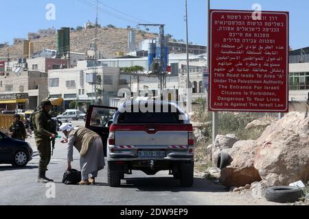 L'esercito israeliano controlla le auto al posto di controllo della porta sud di Hebron il 15 giugno 2014 in Israele. Hamas è alle spalle del rapimento dei tre teenager ebrei che stavano camminando in Cisgiordania, e che sono scomparsi dalla vigilia di giugno 12. Foto di Marc Israel Sellem /ABACAPRESS.COM Foto Stock