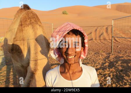 Un beduino Omani con il cammello. Foto Stock