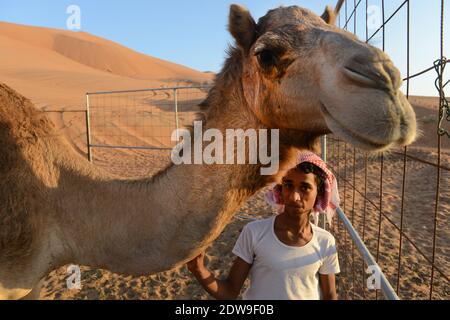 Un beduino Omani con il cammello. Foto Stock