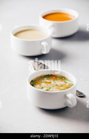 Concetto di sana le zuppe di verdure e legumi. Il segnale di PEA, pomodoro, zuppe di verdure e ingredienti Foto Stock