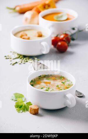 Concetto di sana le zuppe di verdure e legumi. Il segnale di PEA, pomodoro, zuppe di verdure e ingredienti Foto Stock
