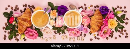 Caffè del mattino, croissant e una bella fiori. Colazione accogliente. Piano di composizione dei laici per i blogger, riviste, web designer, social media e arti Foto Stock