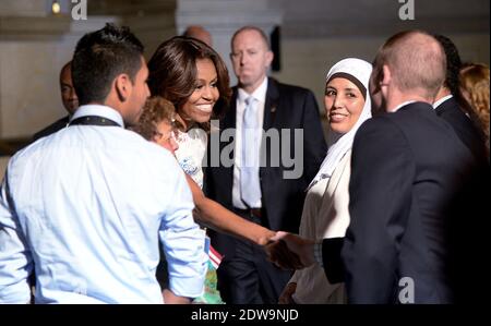 La First Lady Michelle Obama si congratula con la nuova cittadina statunitense dopo una cerimonia di naturalizzazione per 50 nuovi cittadini statunitensi.presso l'Archivio Nazionale, 18 giugno 2014 a Washington, DC. Foto di Olivier Douliery/ABACAUSA.COM Foto Stock