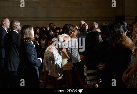 La First Lady Michelle Obama si congratula con la nuova cittadina statunitense dopo una cerimonia di naturalizzazione per 50 nuovi cittadini statunitensi.presso l'Archivio Nazionale, 18 giugno 2014 a Washington, DC. Foto di Olivier Douliery/ABACAUSA.COM Foto Stock