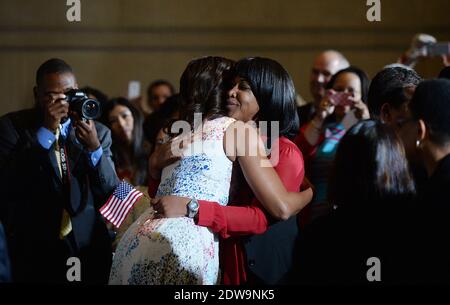 La First Lady Michelle Obama si congratula con la nuova cittadina statunitense dopo una cerimonia di naturalizzazione per 50 nuovi cittadini statunitensi.presso l'Archivio Nazionale, 18 giugno 2014 a Washington, DC. Foto di Olivier Douliery/ABACAUSA.COM Foto Stock