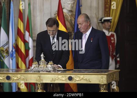 (L-R) Re Juan Carlos di Spagna con Mariano Rajoy firma i documenti di abdicazione alla cerimonia ufficiale di abdicazione al Palazzo reale il 18 giugno 2014 a Madrid, Spagna. L'abdicazione del re Juan Carlos di Spagna ha effetto a mezzanotte ora locale. Foto di Pool/ABACAPRESS.COM Foto Stock