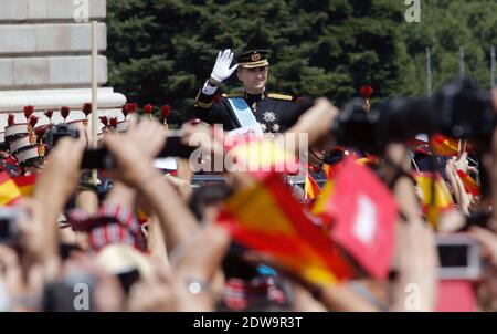 Re Felipe VI saluta folle di wellwishers quando arriva al Palazzo reale durante la cerimonia ufficiale di incoronazione del Re il 19 giugno 2014 a Madrid, Spagna. L'incoronazione del Re Felipe VI si svolge a Madrid. Suo padre, l'ex re Juan Carlos di Spagna abdicò il 2 giugno dopo un regno di 39 anni. Il nuovo Re è Unito dalla moglie Regina Letizia di Spagna. Foto di Pool/ABACAPRESS.COM Foto Stock