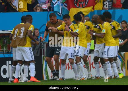 La gioia della Colombia dopo che James Rodriguez ha ottenuto il traguardo 1-0 che ha combattuto la Y della Costa d'Avorio durante la Coppa del mondo di calcio 2014 prima partita del Gruppo D Colombia contro Costa d'Avorio allo Stadio Nazionale di Brasilia, Brasile , il 19 giugno 2014. La Colombia ha vinto 2-1. Foto di Henri Szwarc/ABACAPRESS.COM Foto Stock