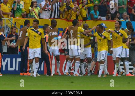 La gioia della Colombia dopo che James Rodriguez ha ottenuto il traguardo 1-0 che ha combattuto la Y della Costa d'Avorio durante la Coppa del mondo di calcio 2014 prima partita del Gruppo D Colombia contro Costa d'Avorio allo Stadio Nazionale di Brasilia, Brasile , il 19 giugno 2014. La Colombia ha vinto 2-1. Foto di Henri Szwarc/ABACAPRESS.COM Foto Stock