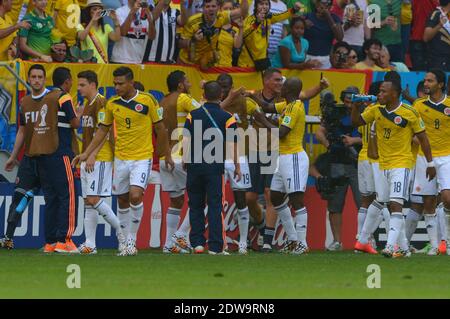 La gioia della Colombia dopo che James Rodriguez ha ottenuto il traguardo 1-0 che ha combattuto la Y della Costa d'Avorio durante la Coppa del mondo di calcio 2014 prima partita del Gruppo D Colombia contro Costa d'Avorio allo Stadio Nazionale di Brasilia, Brasile , il 19 giugno 2014. La Colombia ha vinto 2-1. Foto di Henri Szwarc/ABACAPRESS.COM Foto Stock