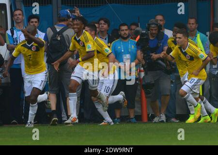 La gioia della Colombia dopo che James Rodriguez ha ottenuto il traguardo 1-0 che ha combattuto la Y della Costa d'Avorio durante la Coppa del mondo di calcio 2014 prima partita del Gruppo D Colombia contro Costa d'Avorio allo Stadio Nazionale di Brasilia, Brasile , il 19 giugno 2014. La Colombia ha vinto 2-1. Foto di Henri Szwarc/ABACAPRESS.COM Foto Stock