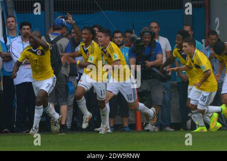 La gioia della Colombia dopo che James Rodriguez ha ottenuto il traguardo 1-0 che ha combattuto la Y della Costa d'Avorio durante la Coppa del mondo di calcio 2014 prima partita del Gruppo D Colombia contro Costa d'Avorio allo Stadio Nazionale di Brasilia, Brasile , il 19 giugno 2014. La Colombia ha vinto 2-1. Foto di Henri Szwarc/ABACAPRESS.COM Foto Stock