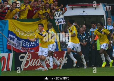 La gioia della Colombia dopo che James Rodriguez ha ottenuto il traguardo 1-0 che ha combattuto la Y della Costa d'Avorio durante la Coppa del mondo di calcio 2014 prima partita del Gruppo D Colombia contro Costa d'Avorio allo Stadio Nazionale di Brasilia, Brasile , il 19 giugno 2014. La Colombia ha vinto 2-1. Foto di Henri Szwarc/ABACAPRESS.COM Foto Stock